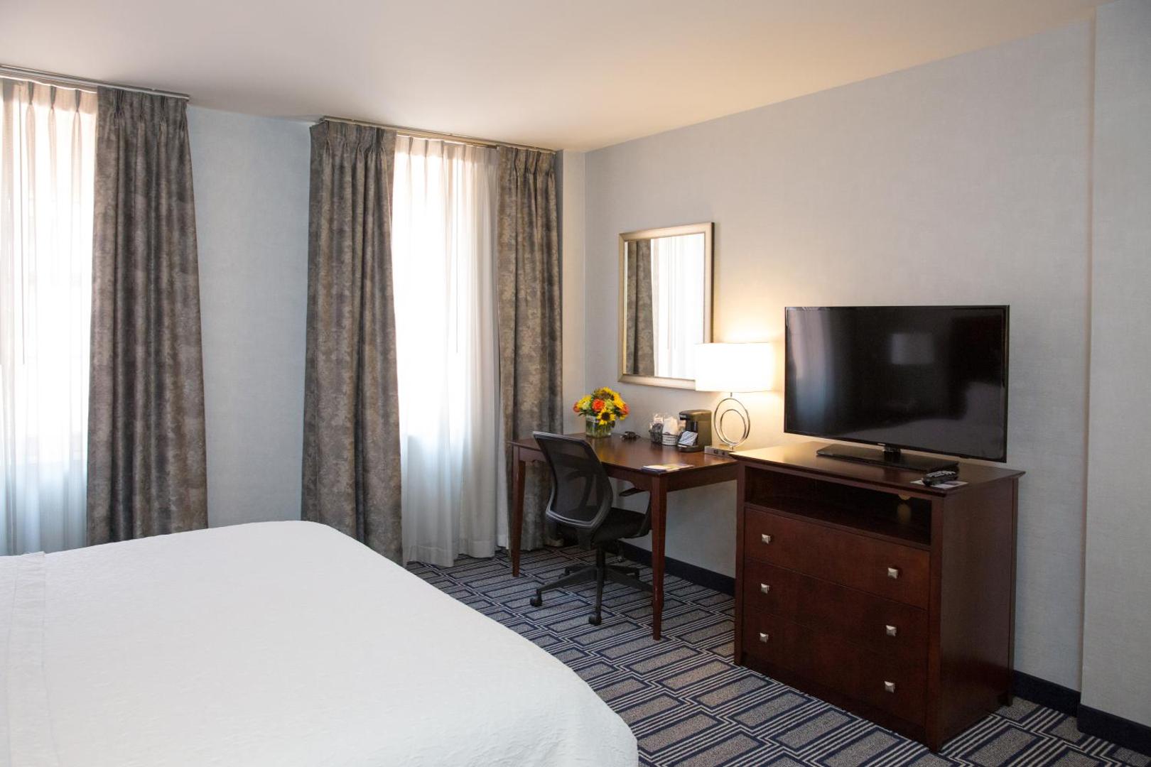 Hampton Inn & Suites Hampton Inn & Suites