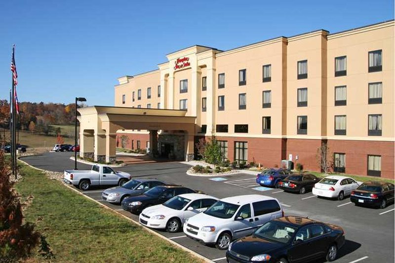 Hampton Inn & Suites Sevierville @ Stadium Drive Hampton Inn & Suites Sevierville @ Stadium Drive