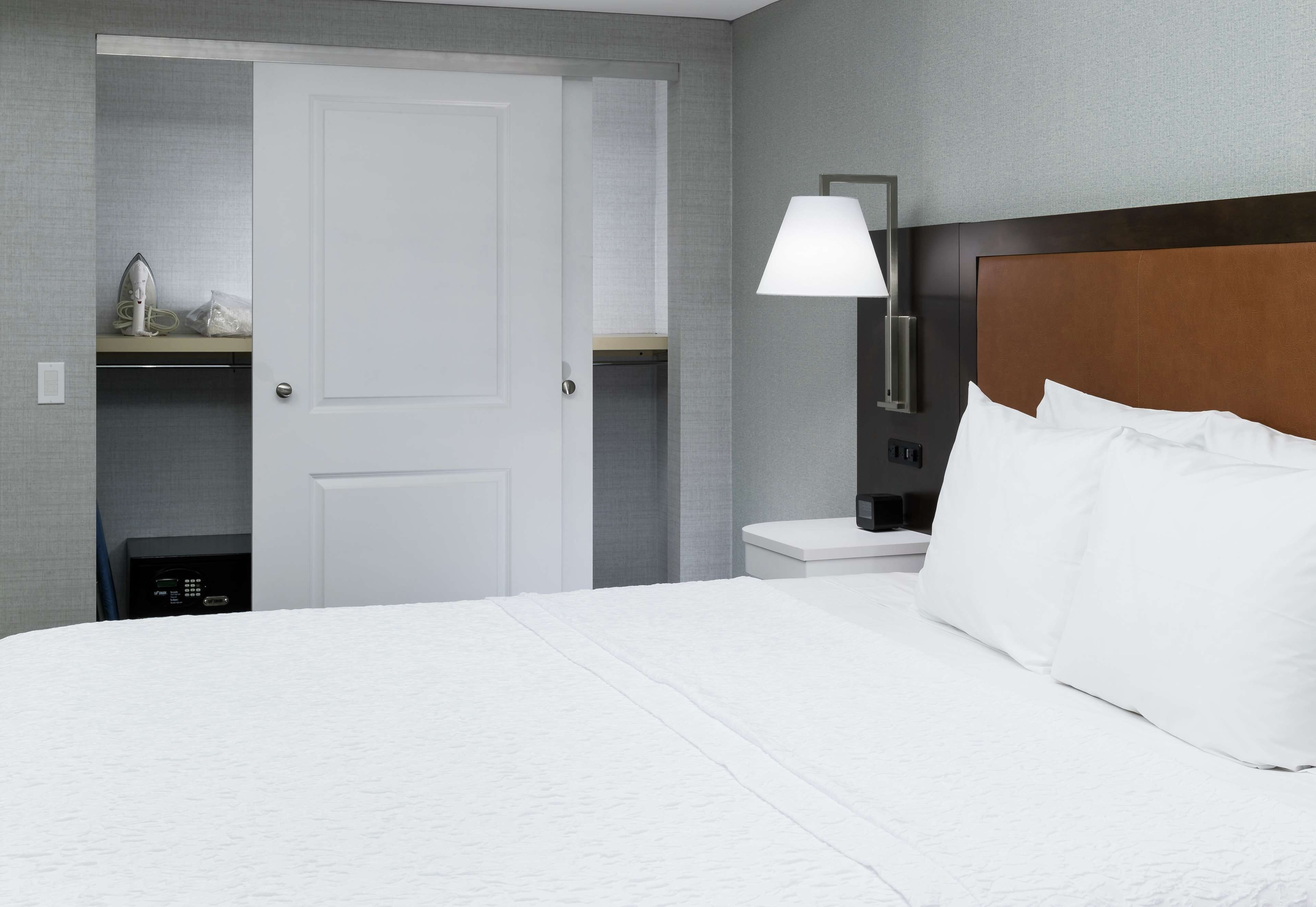 Hampton Inn & Suites Memphis-Beale Street Hampton Inn & Suites Memphis-Beale Street