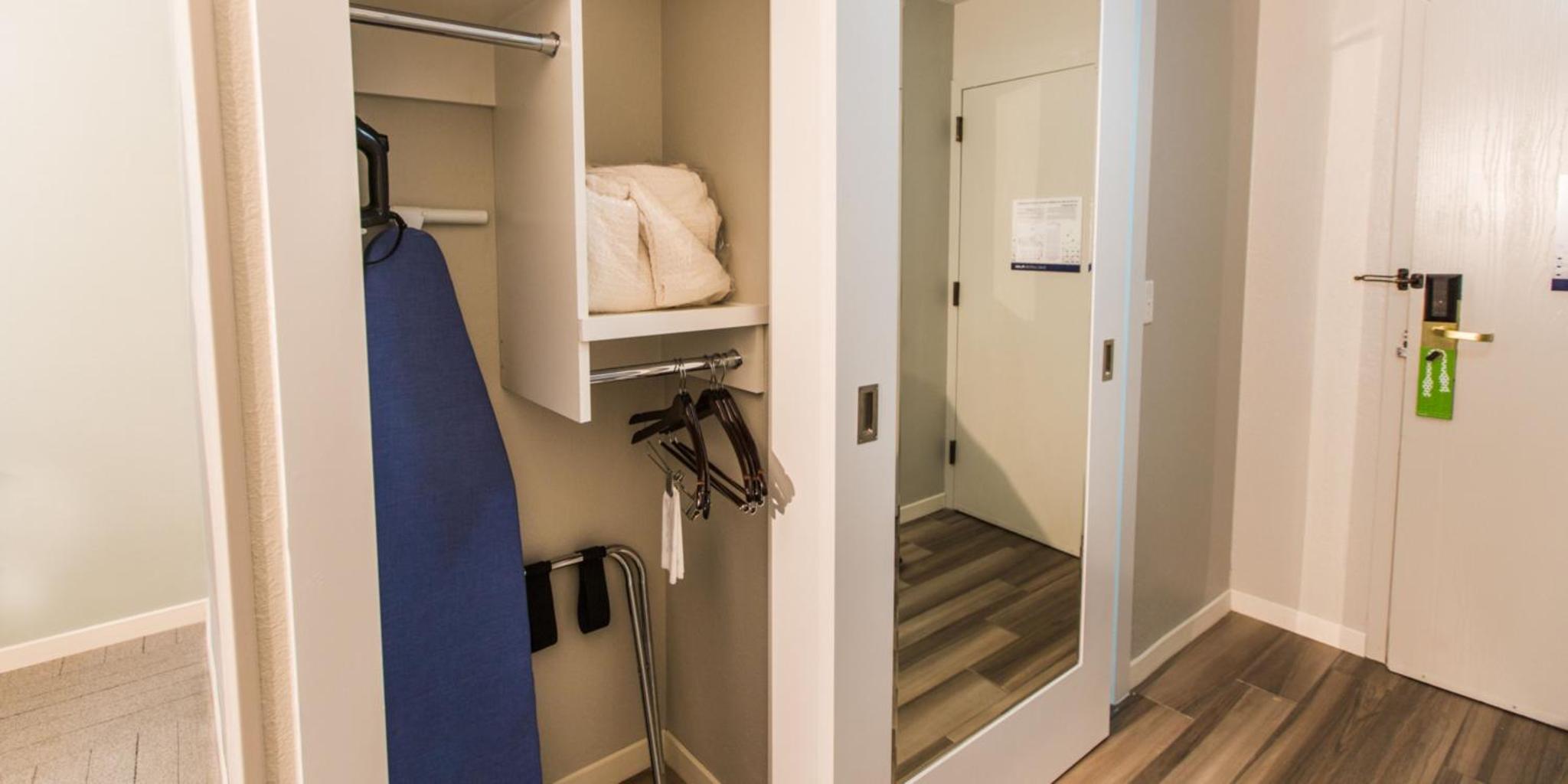 Hampton Inn & Suites Nashville Airport Hampton Inn & Suites Nashville Airport