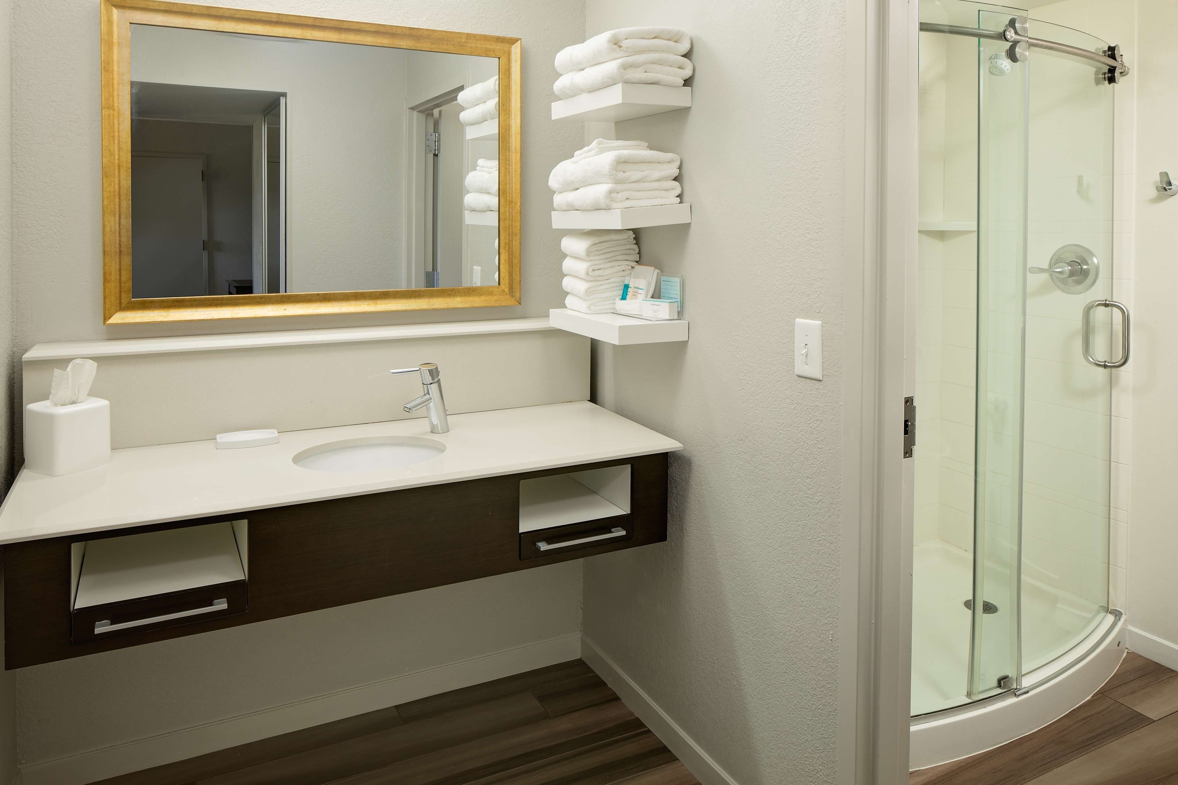 Hampton Inn & Suites Nashville Airport Hampton Inn & Suites Nashville Airport