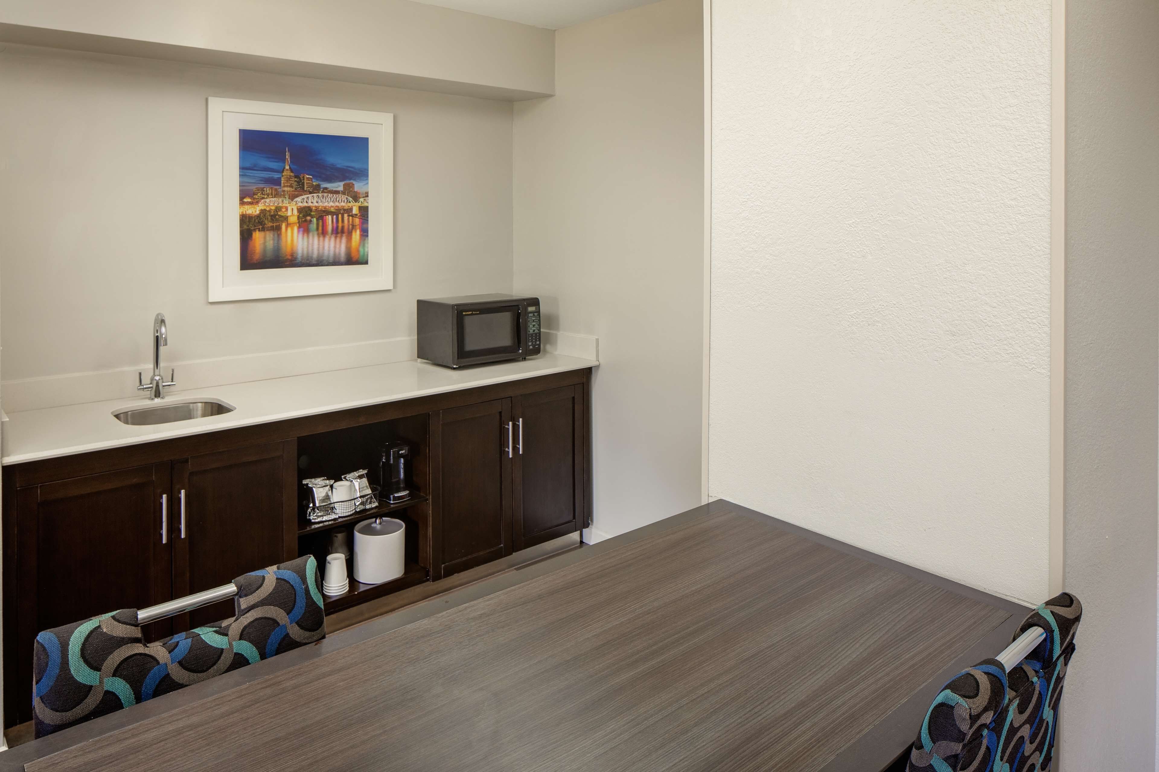 Hampton Inn & Suites Nashville Airport Hampton Inn & Suites Nashville Airport