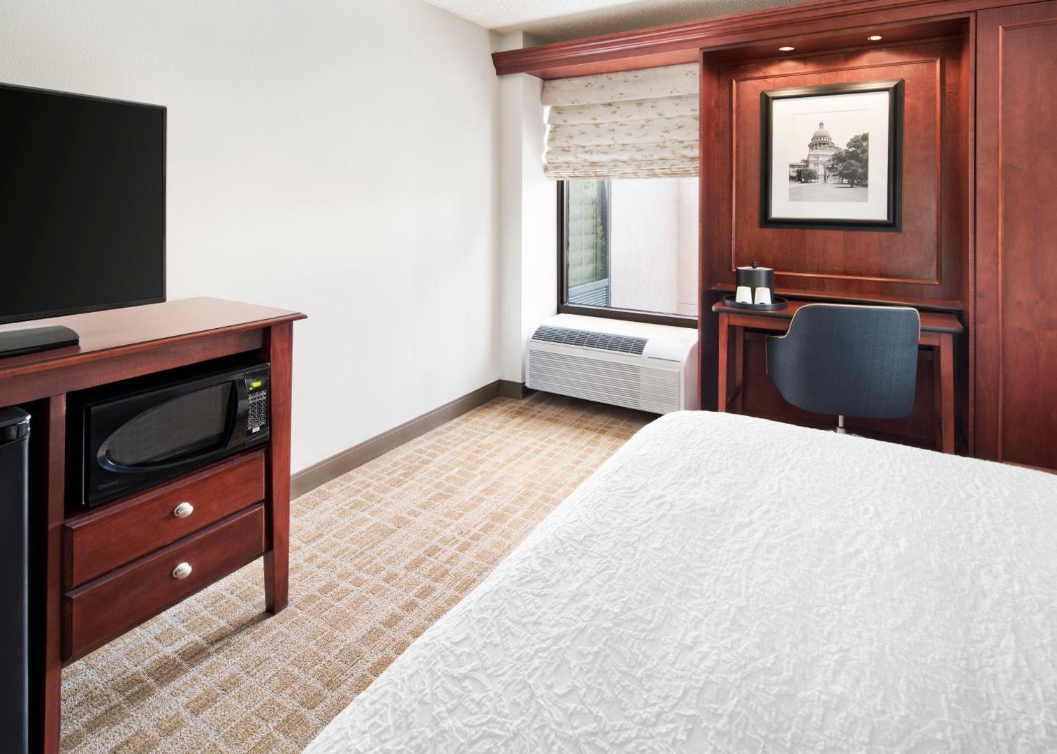 Hampton Inn Austin-North @ I-35 & Hwy 183 Hampton Inn Austin-North @ I-35 & Hwy 183