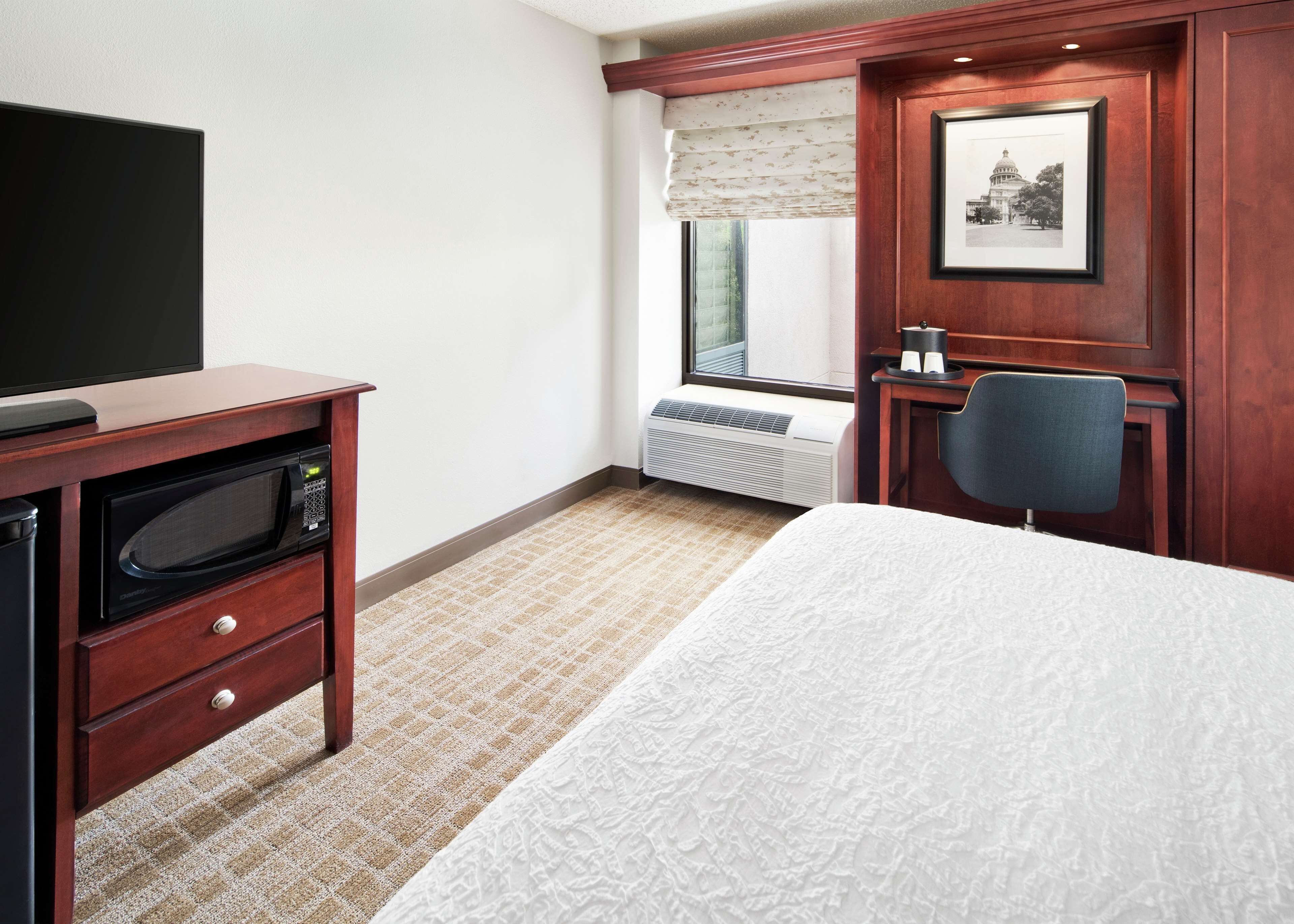 Hampton Inn Austin-North @ I-35 & Hwy 183 Hampton Inn Austin-North @ I-35 & Hwy 183