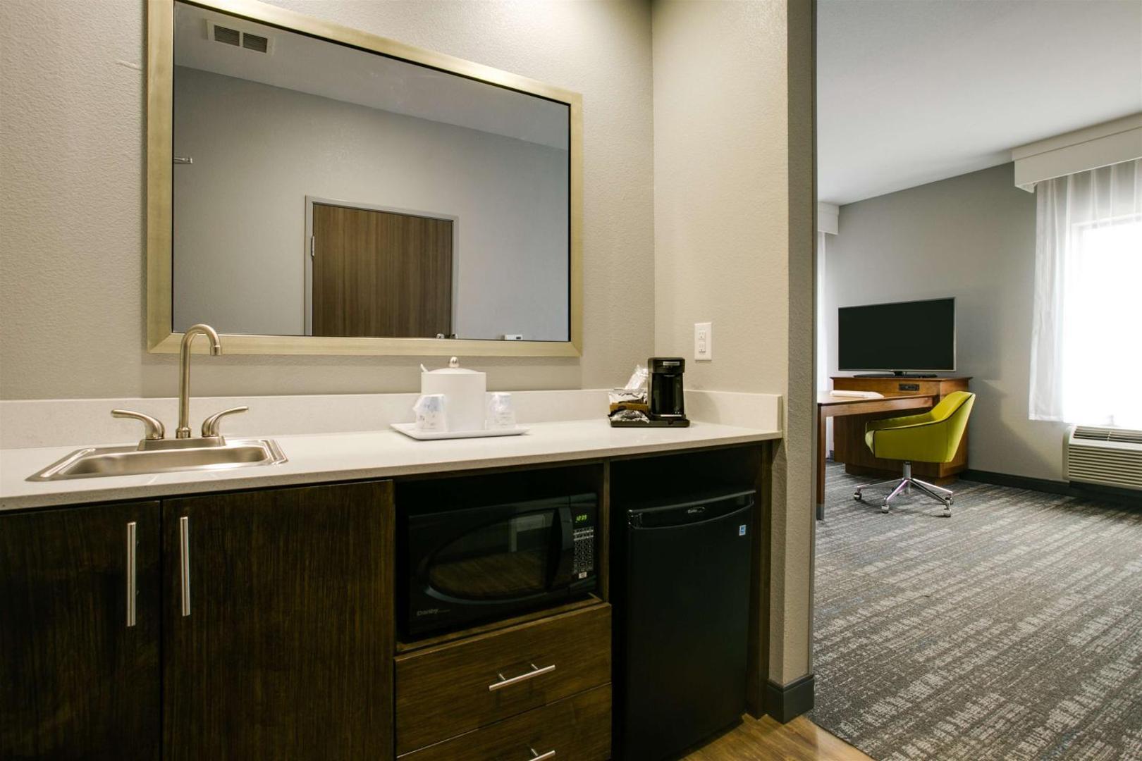 Hampton Inn & Suites Dallas Ft Worth Airport South Hampton Inn & Suites Dallas Ft Worth Airport South
