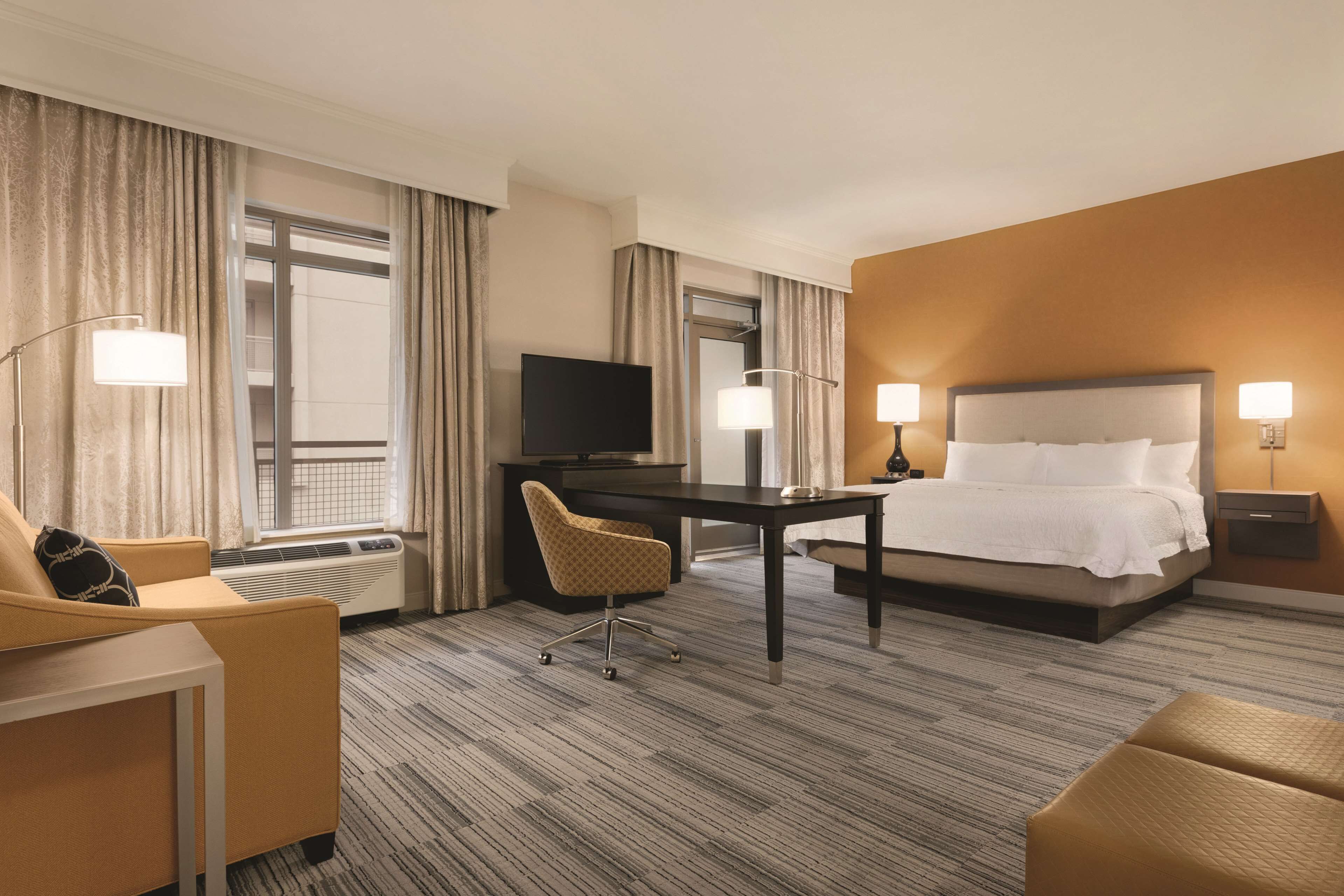 Hampton Inn and Suites Roanoke Downtown Hampton Inn and Suites Roanoke Downtown