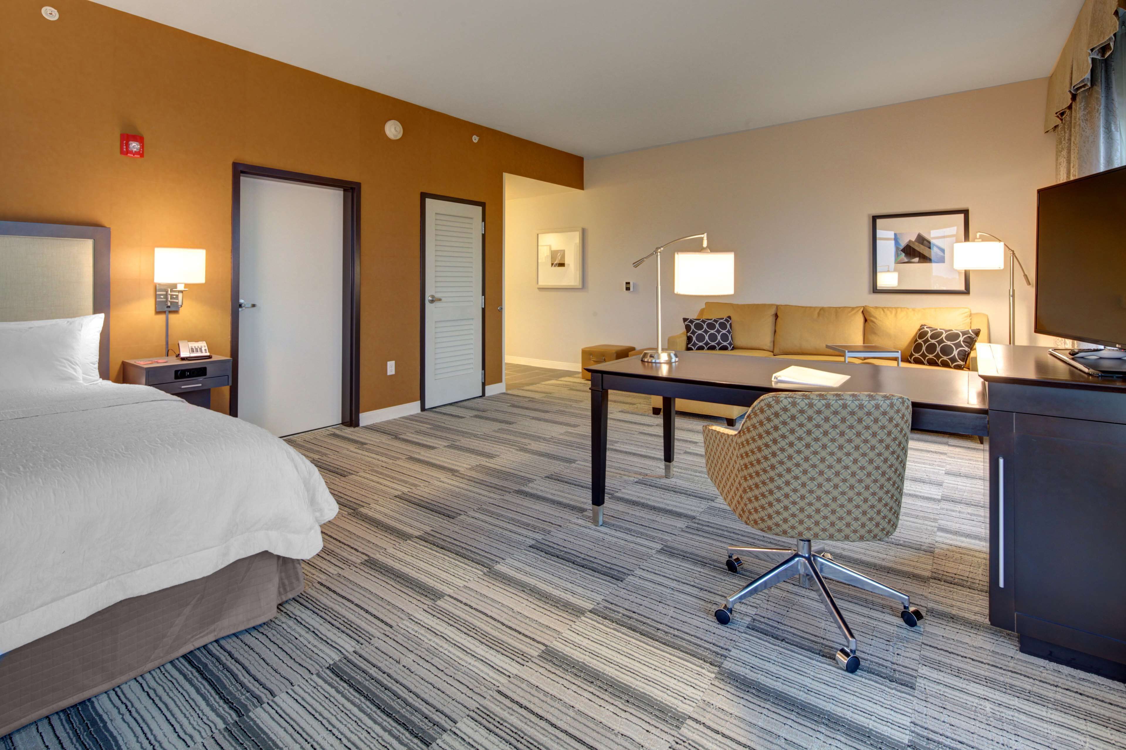 Hampton Inn and Suites Roanoke Downtown Hampton Inn and Suites Roanoke Downtown