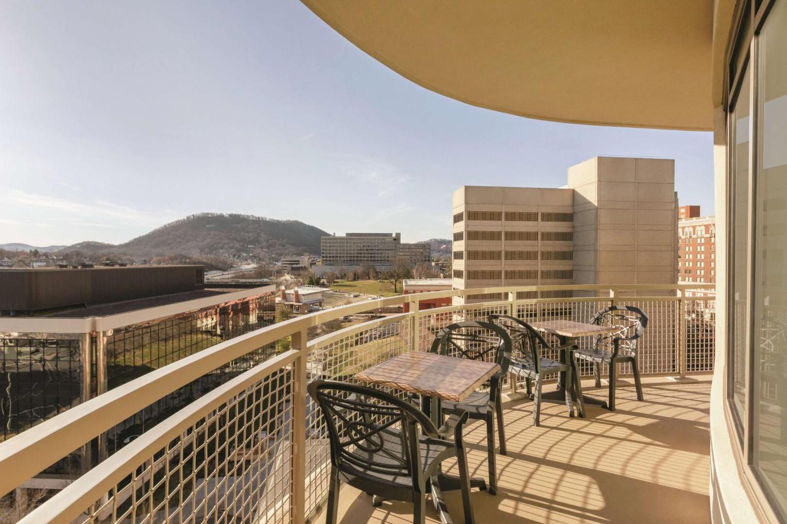 Hampton Inn and Suites Roanoke Downtown Hampton Inn and Suites Roanoke Downtown