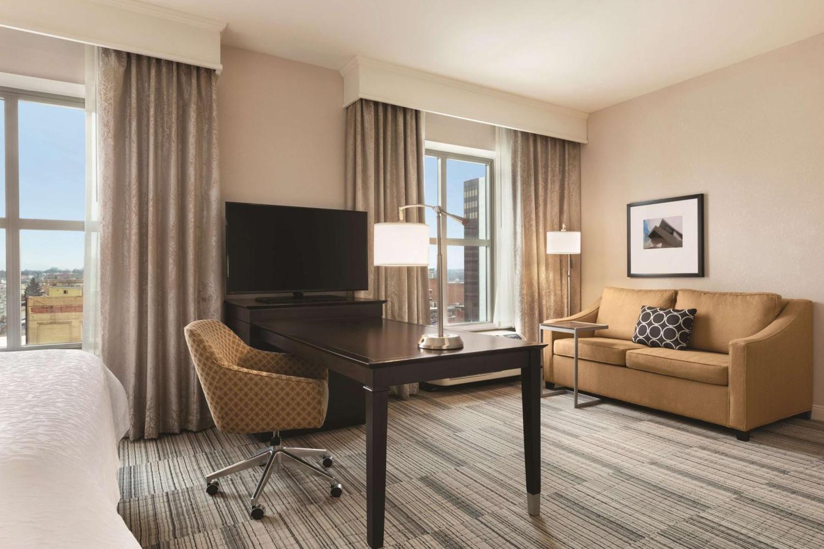 Hampton Inn and Suites Roanoke Downtown Hampton Inn and Suites Roanoke Downtown