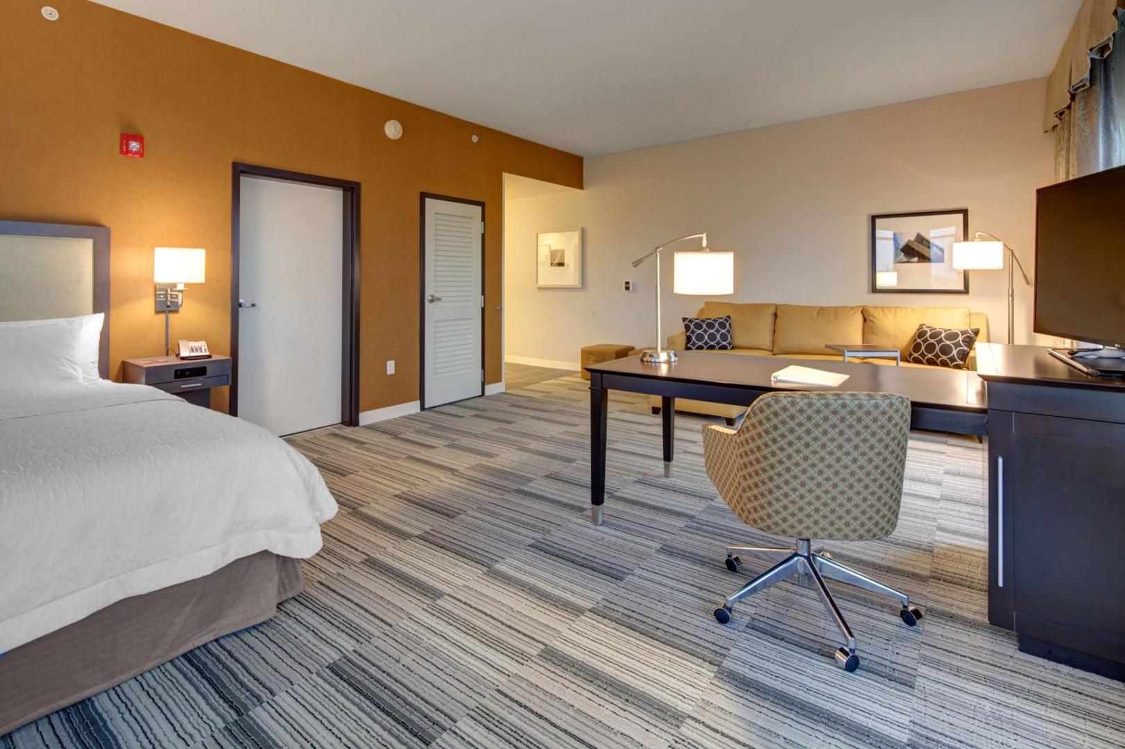 Hampton Inn and Suites Roanoke Downtown Hampton Inn and Suites Roanoke Downtown