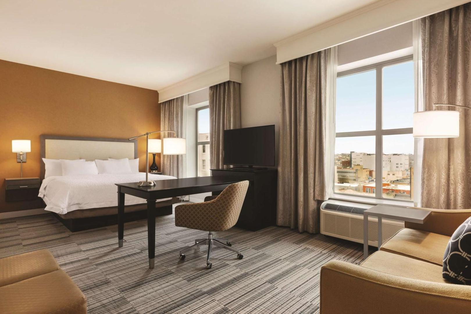 Hampton Inn and Suites Roanoke Downtown Hampton Inn and Suites Roanoke Downtown