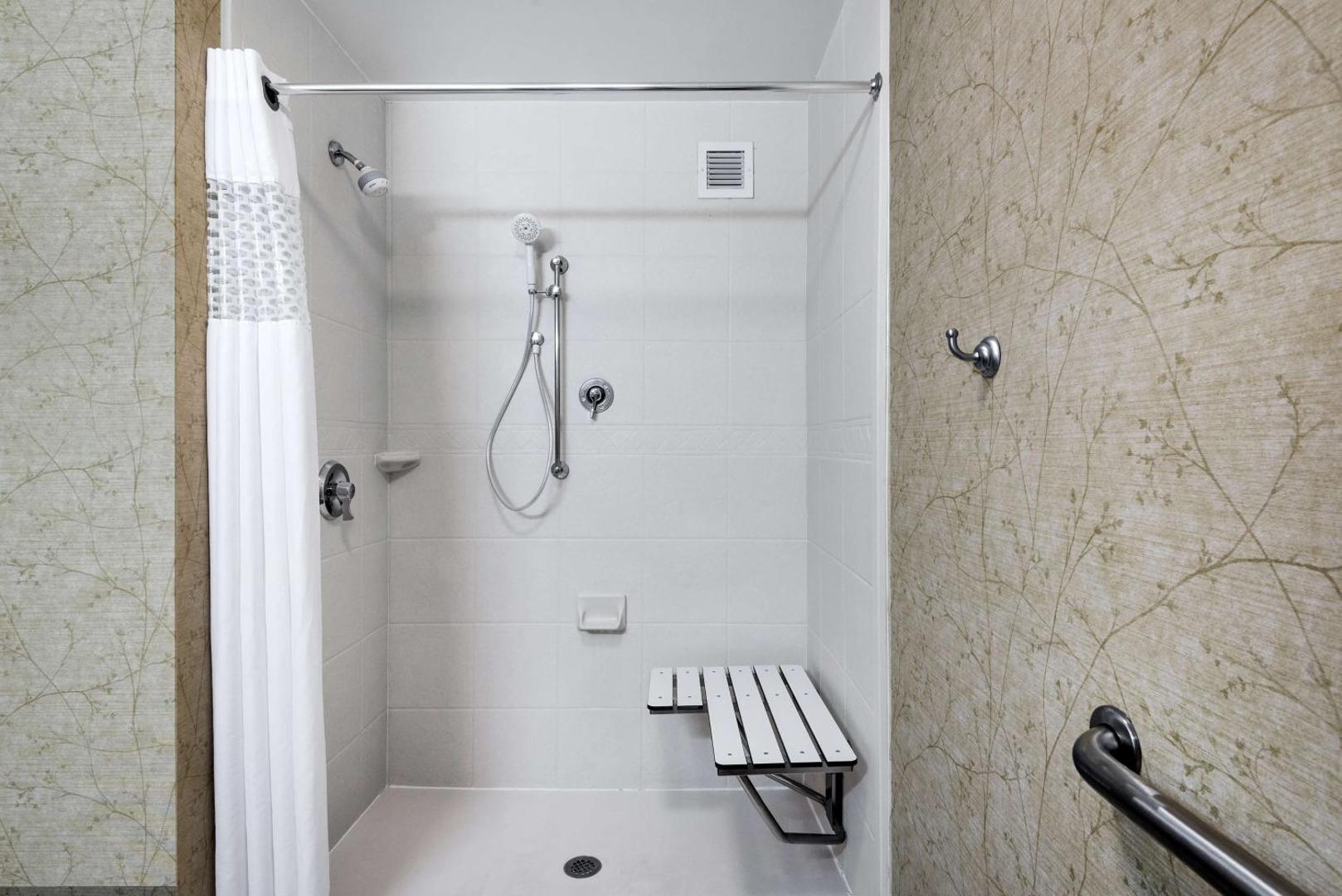 Hampton Inn Roanoke Hollins/I 81