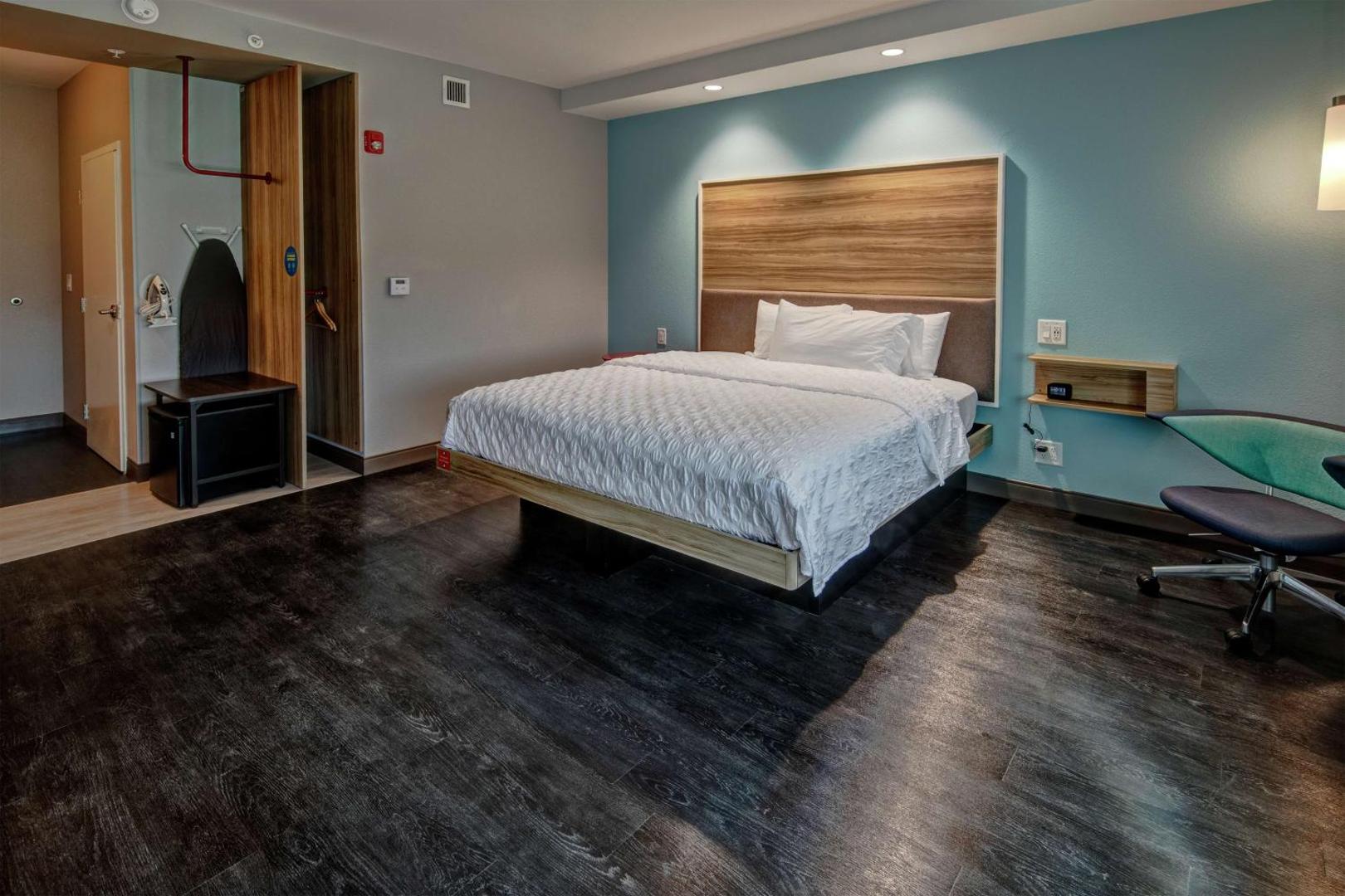 Tru by Hilton Roanoke Hollins