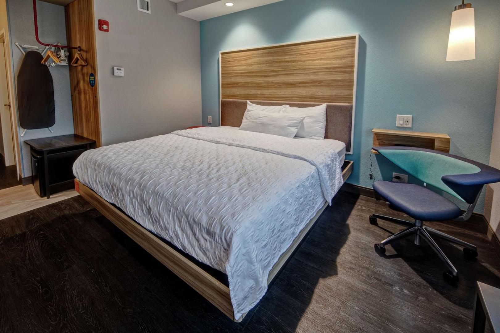 Tru by Hilton Roanoke Hollins