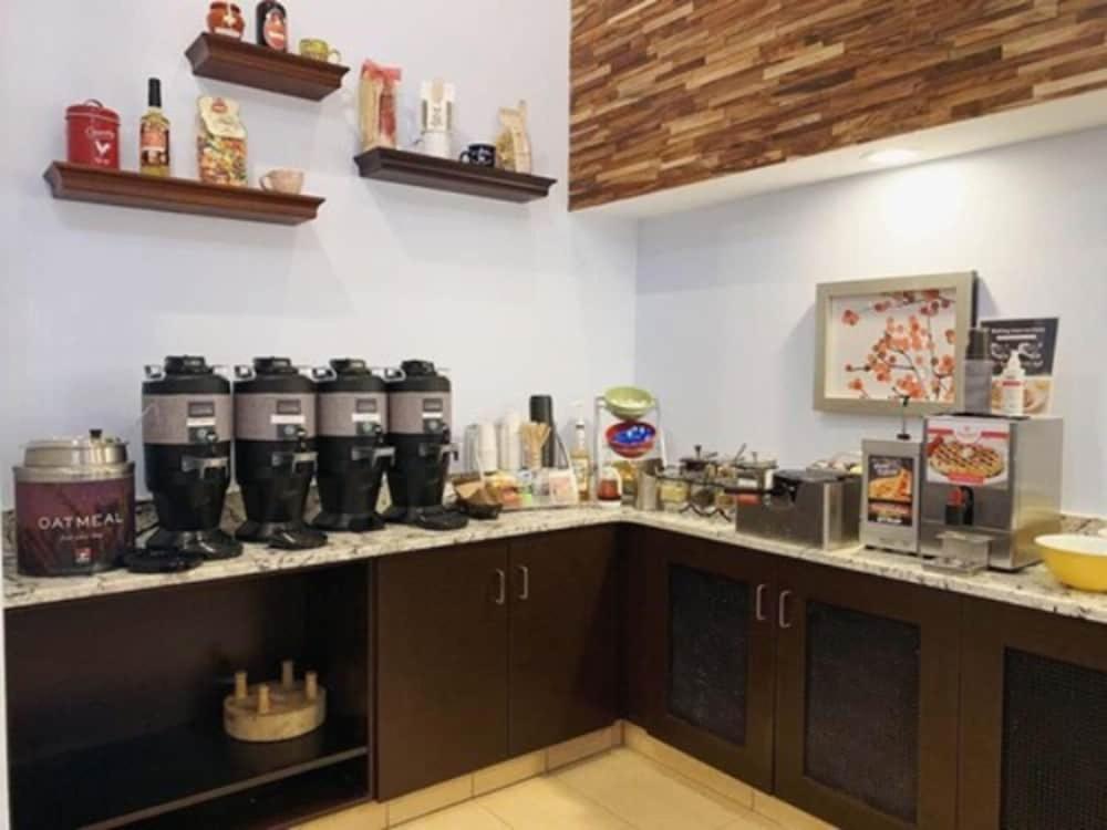 Tysons Corner Suites a Baymont by Wyndham