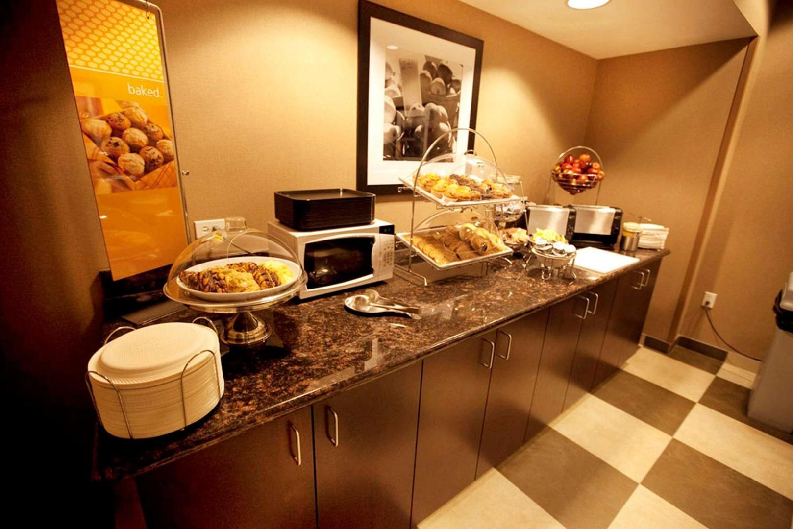 Hampton Inn & Suites Seattle/Kent, WA Hampton Inn & Suites Seattle/Kent, WA
