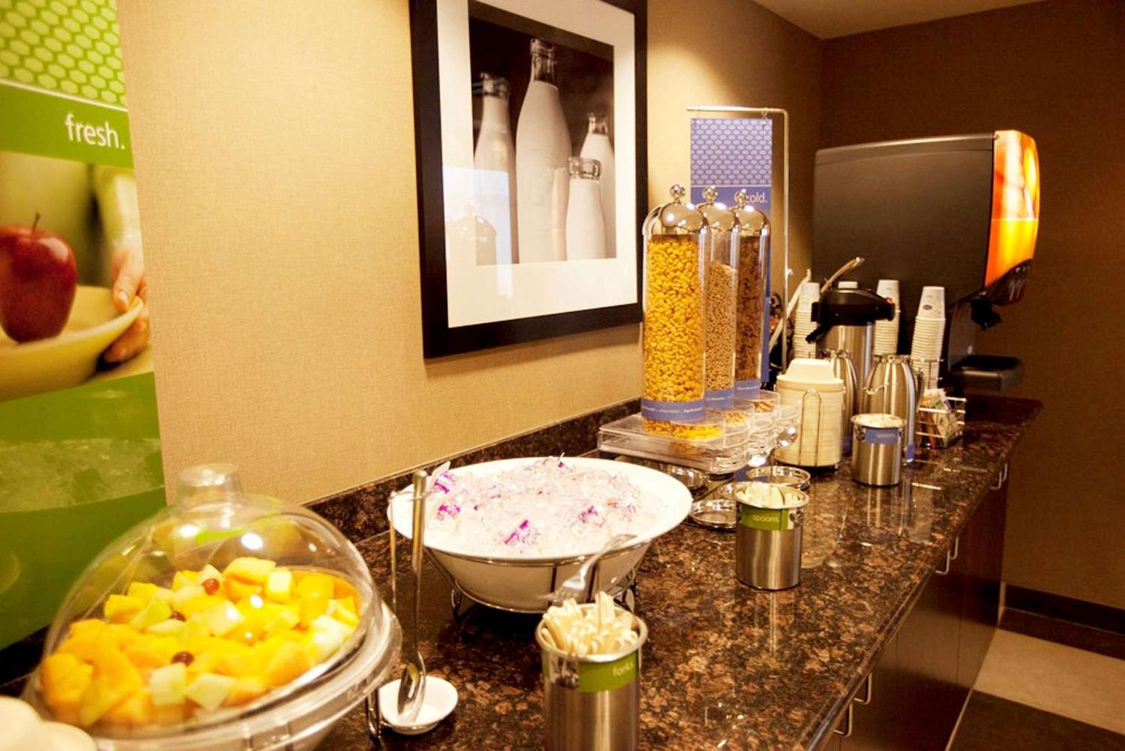 Hampton Inn & Suites Seattle/Kent, WA Hampton Inn & Suites Seattle/Kent, WA