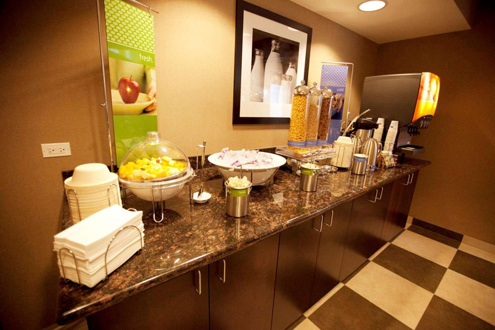 Hampton Inn & Suites Seattle/Kent, WA Hampton Inn & Suites Seattle/Kent, WA