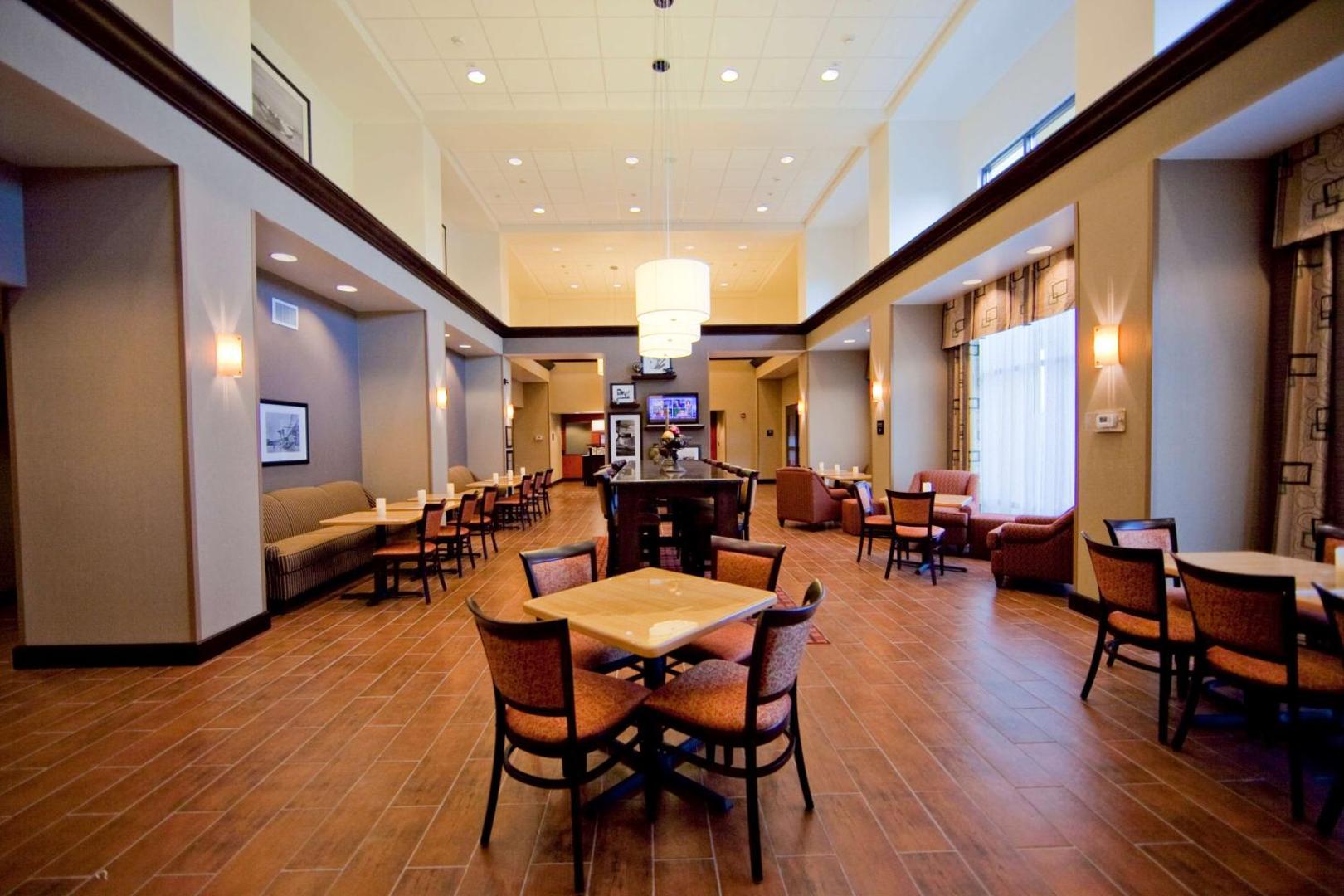 Hampton Inn & Suites Seattle/Kent, WA Hampton Inn & Suites Seattle/Kent, WA