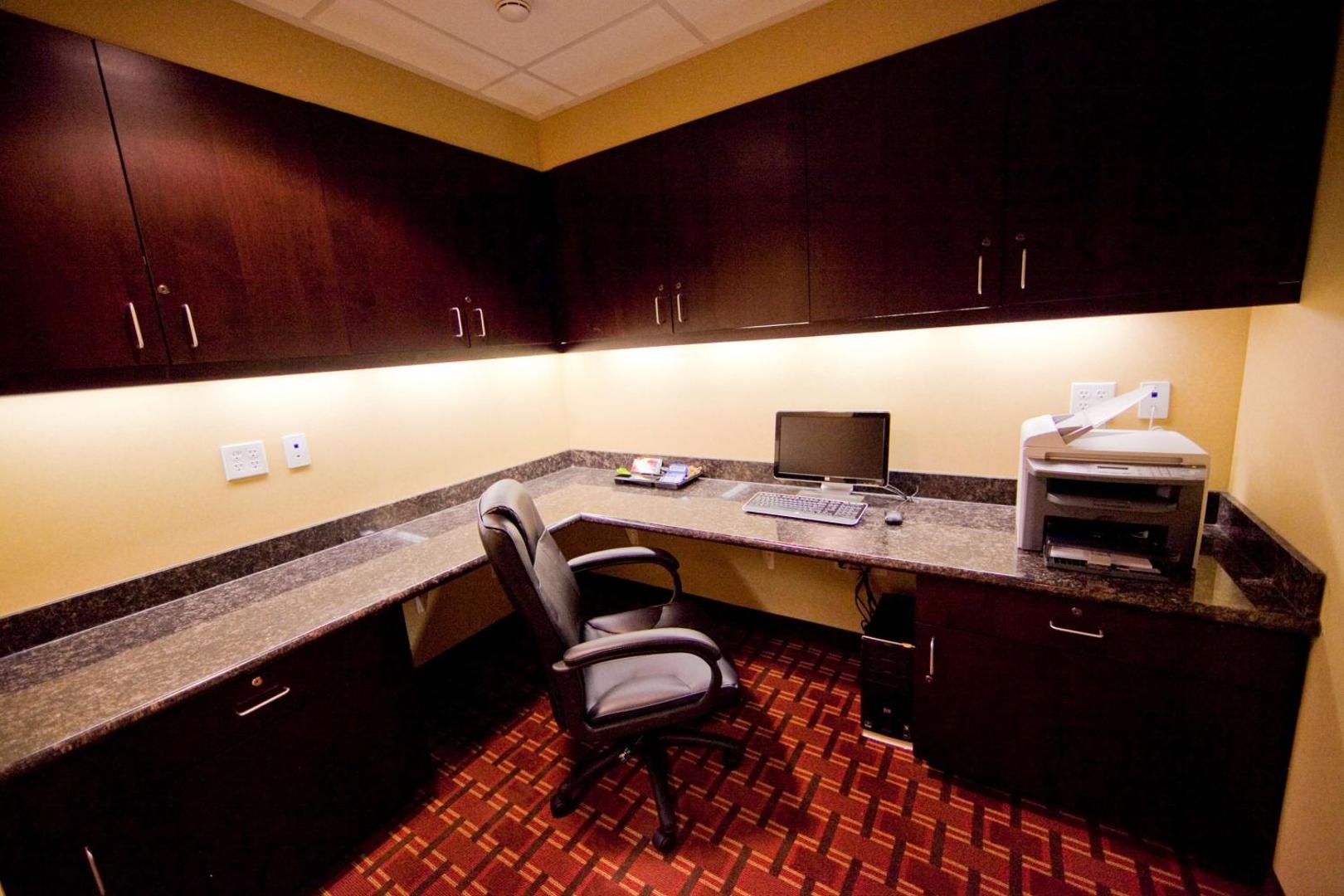 Hampton Inn & Suites Seattle/Kent, WA Hampton Inn & Suites Seattle/Kent, WA