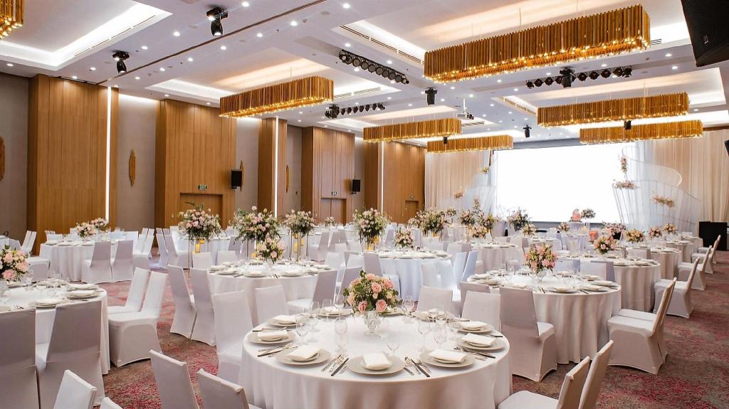 Holiday Inn & Suites Saigon Airport Holiday Inn & Suites Saigon Airport