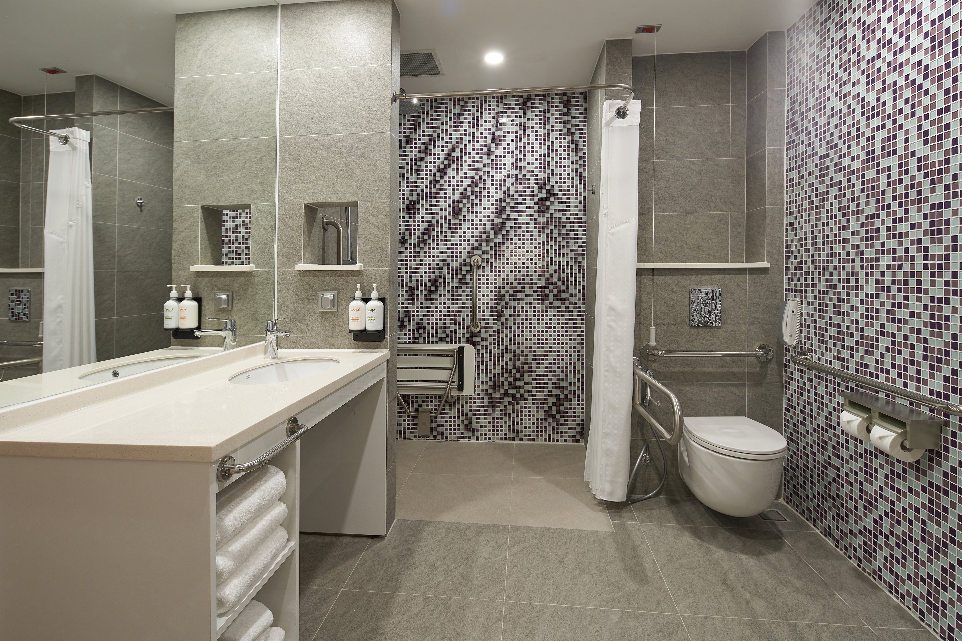 Holiday Inn & Suites Saigon Airport Holiday Inn & Suites Saigon Airport