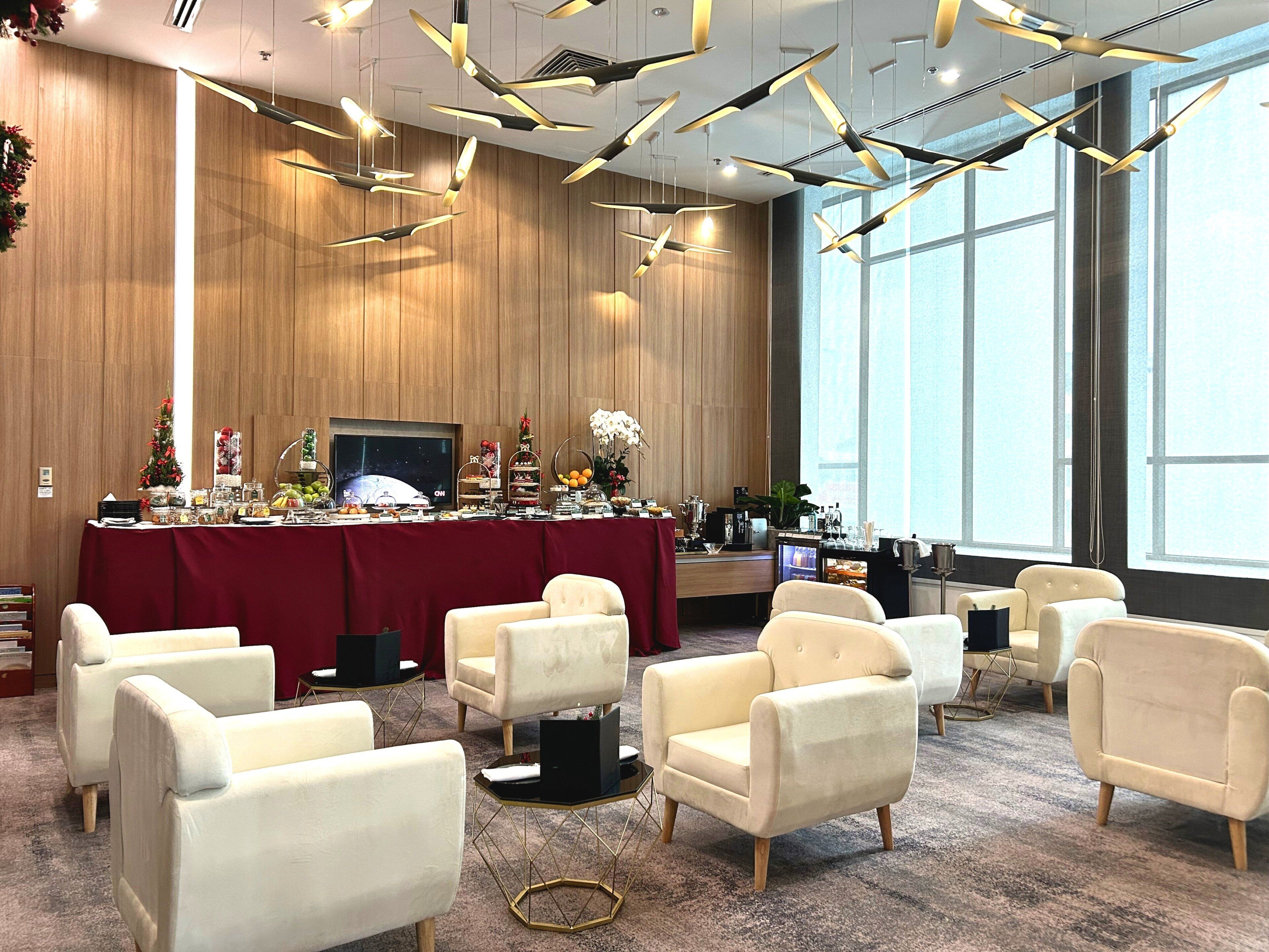 Holiday Inn & Suites Saigon Airport Holiday Inn & Suites Saigon Airport