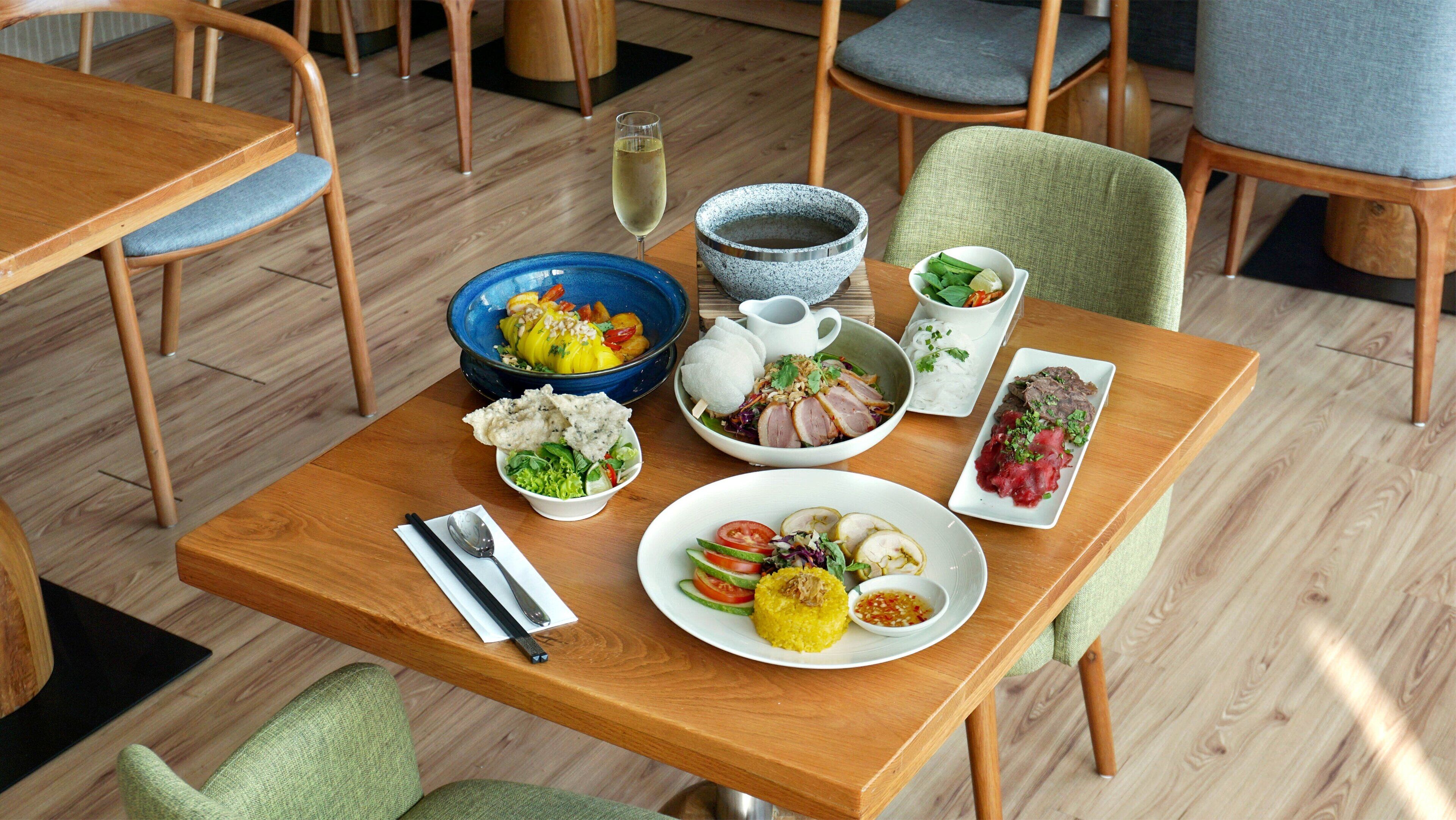Holiday Inn & Suites Saigon Airport Holiday Inn & Suites Saigon Airport