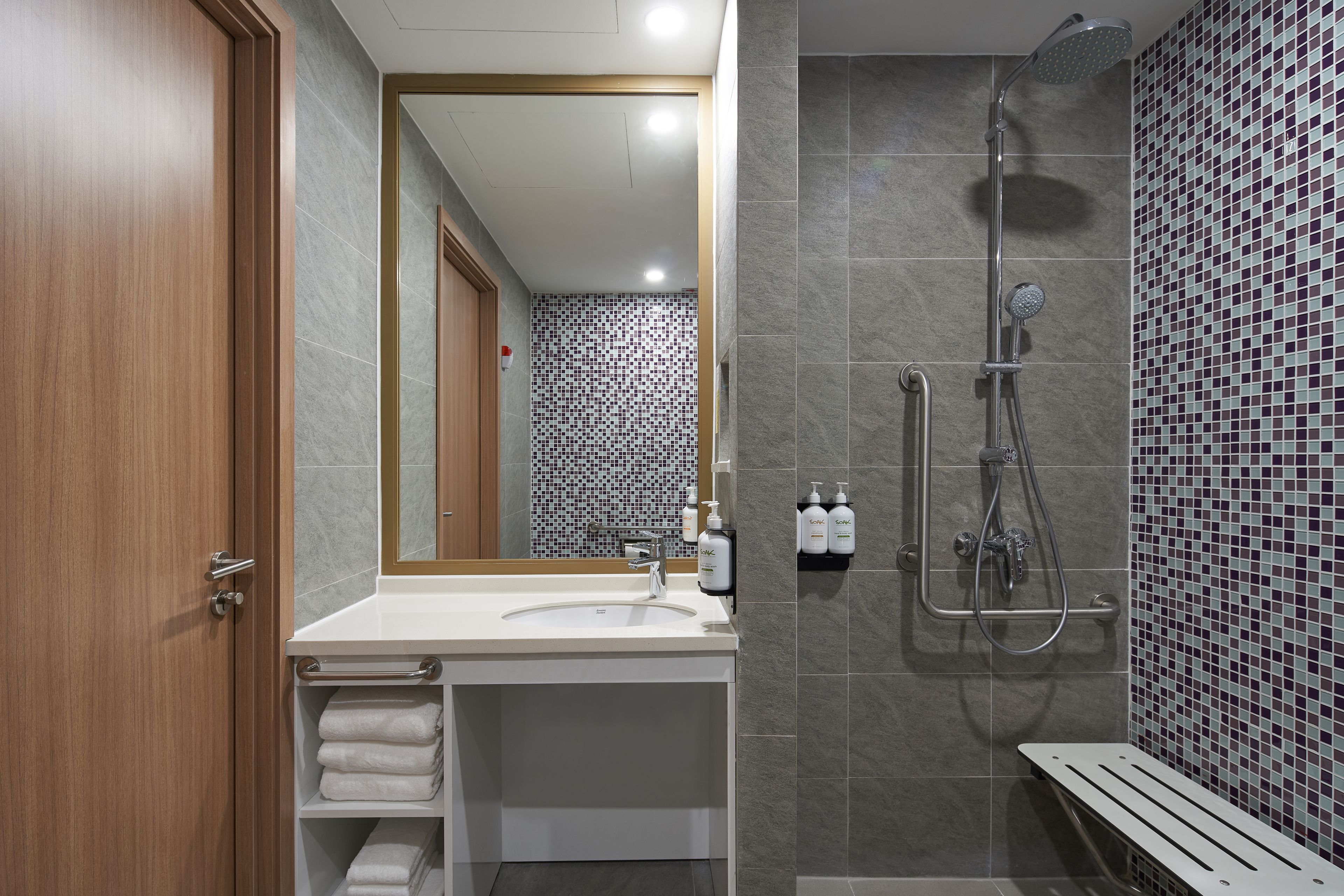Holiday Inn & Suites Saigon Airport Holiday Inn & Suites Saigon Airport