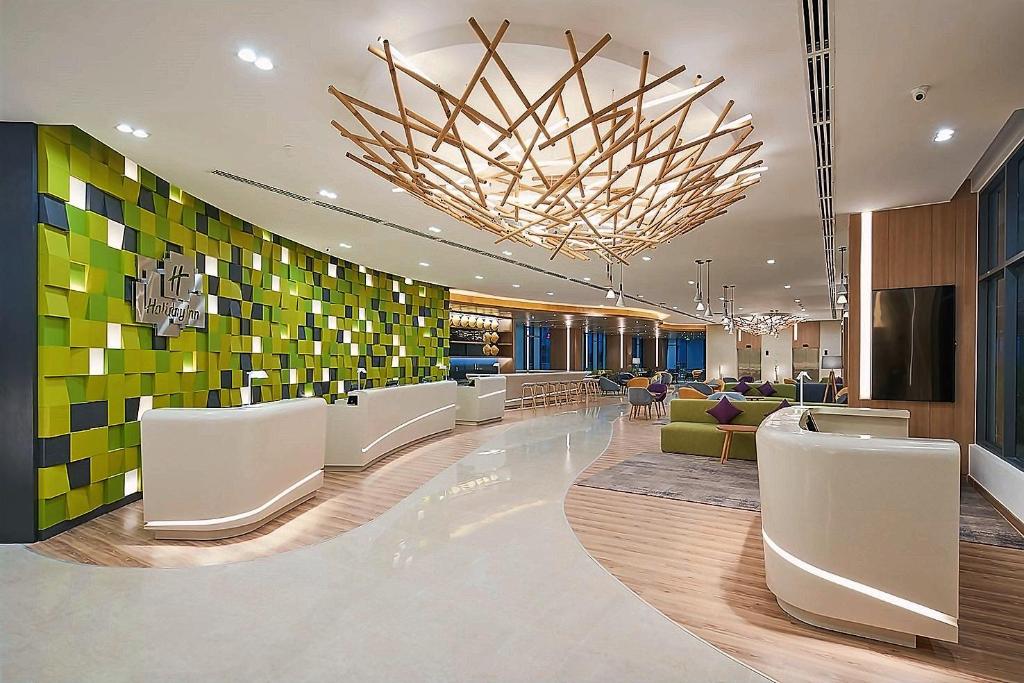 Holiday Inn & Suites Saigon Airport Holiday Inn & Suites Saigon Airport