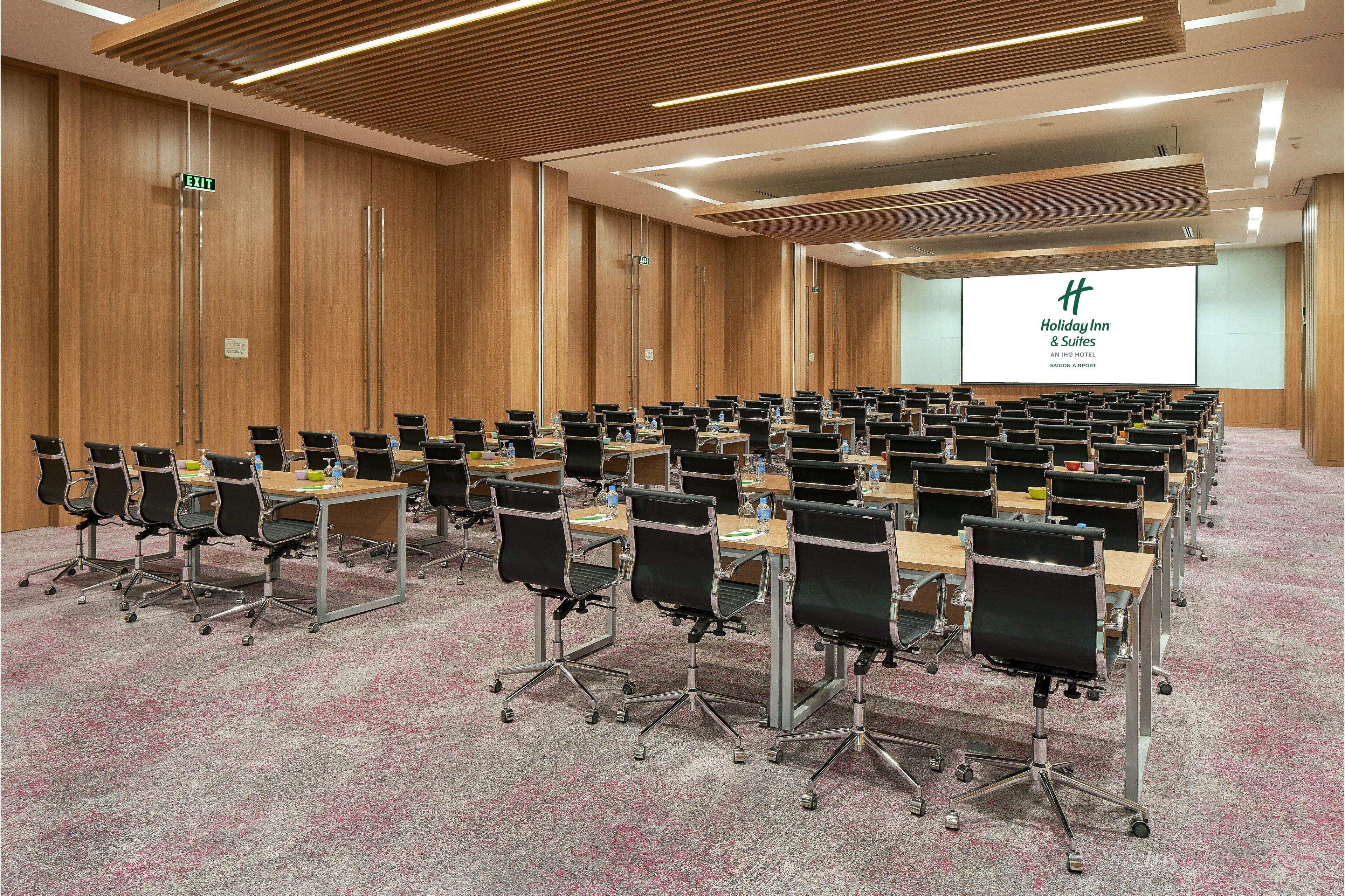 Holiday Inn & Suites Saigon Airport Holiday Inn & Suites Saigon Airport