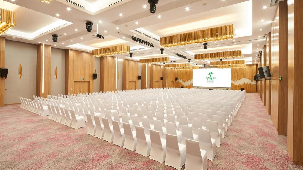 Holiday Inn & Suites Saigon Airport Holiday Inn & Suites Saigon Airport