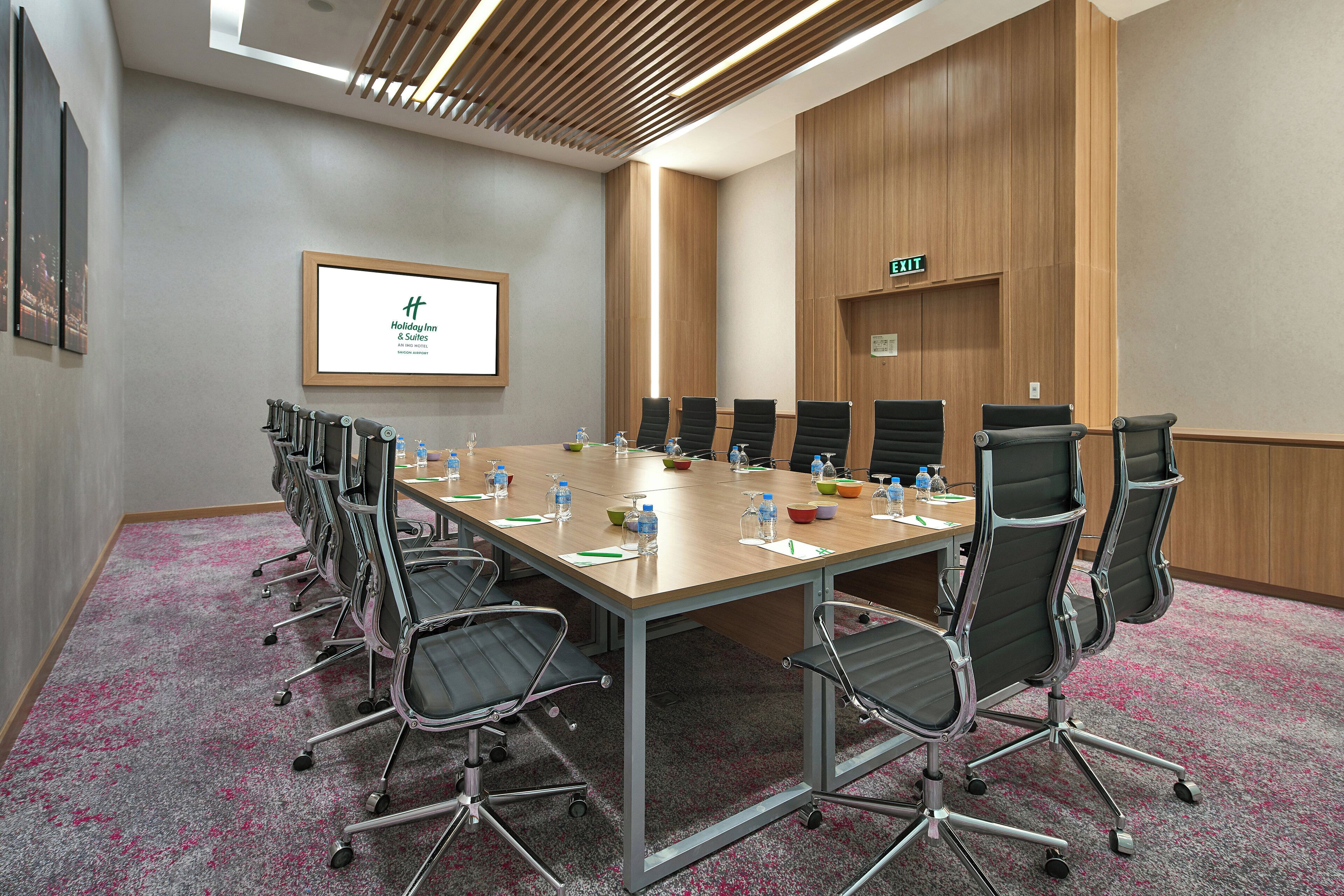 Holiday Inn & Suites Saigon Airport Holiday Inn & Suites Saigon Airport