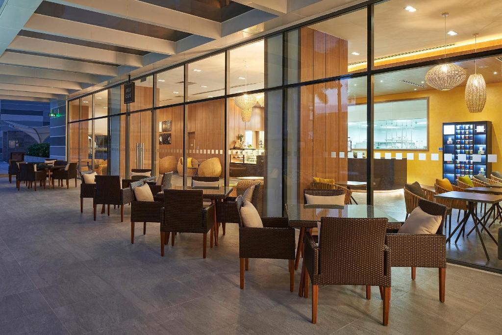 Holiday Inn & Suites Saigon Airport Holiday Inn & Suites Saigon Airport