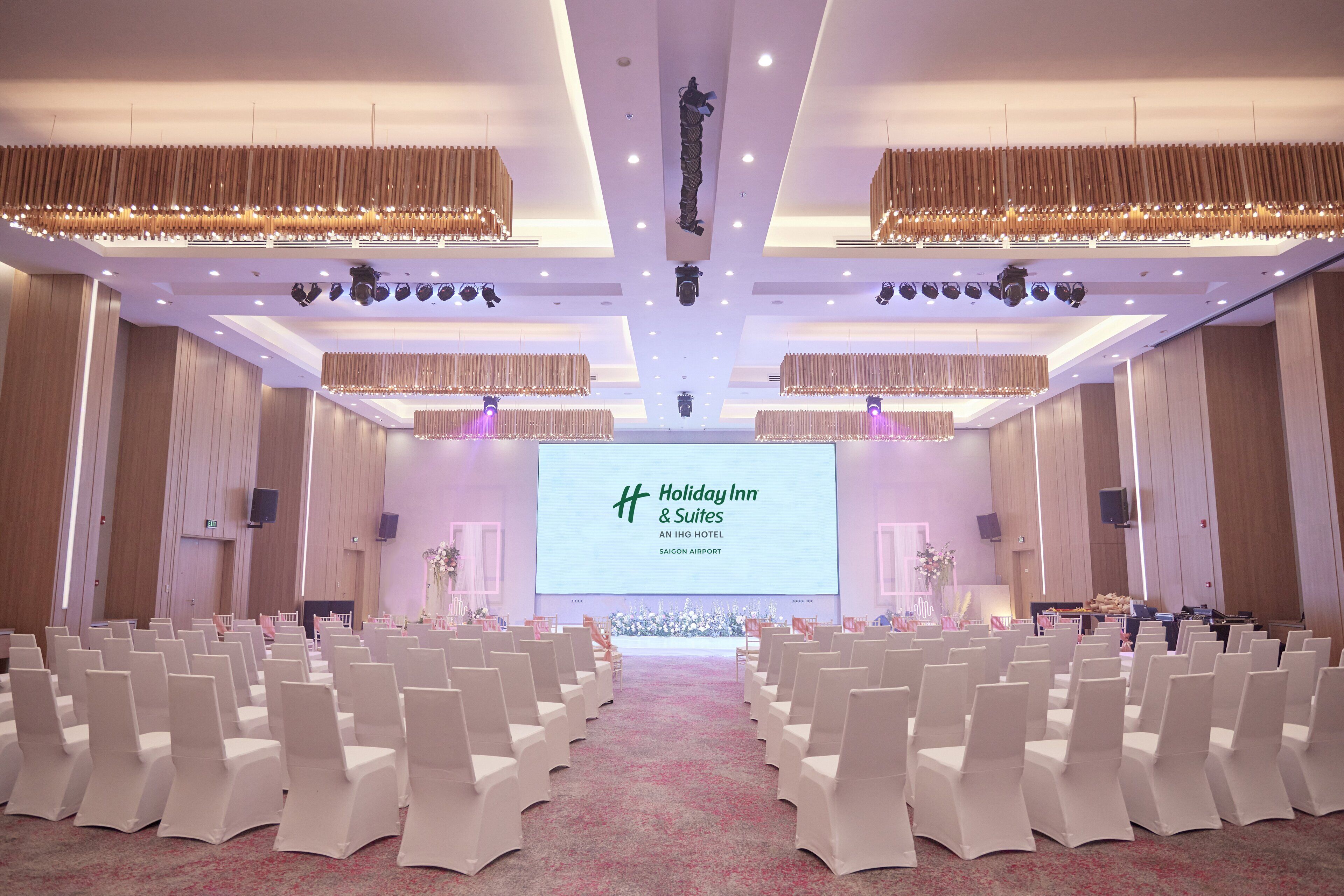 Holiday Inn & Suites Saigon Airport Holiday Inn & Suites Saigon Airport