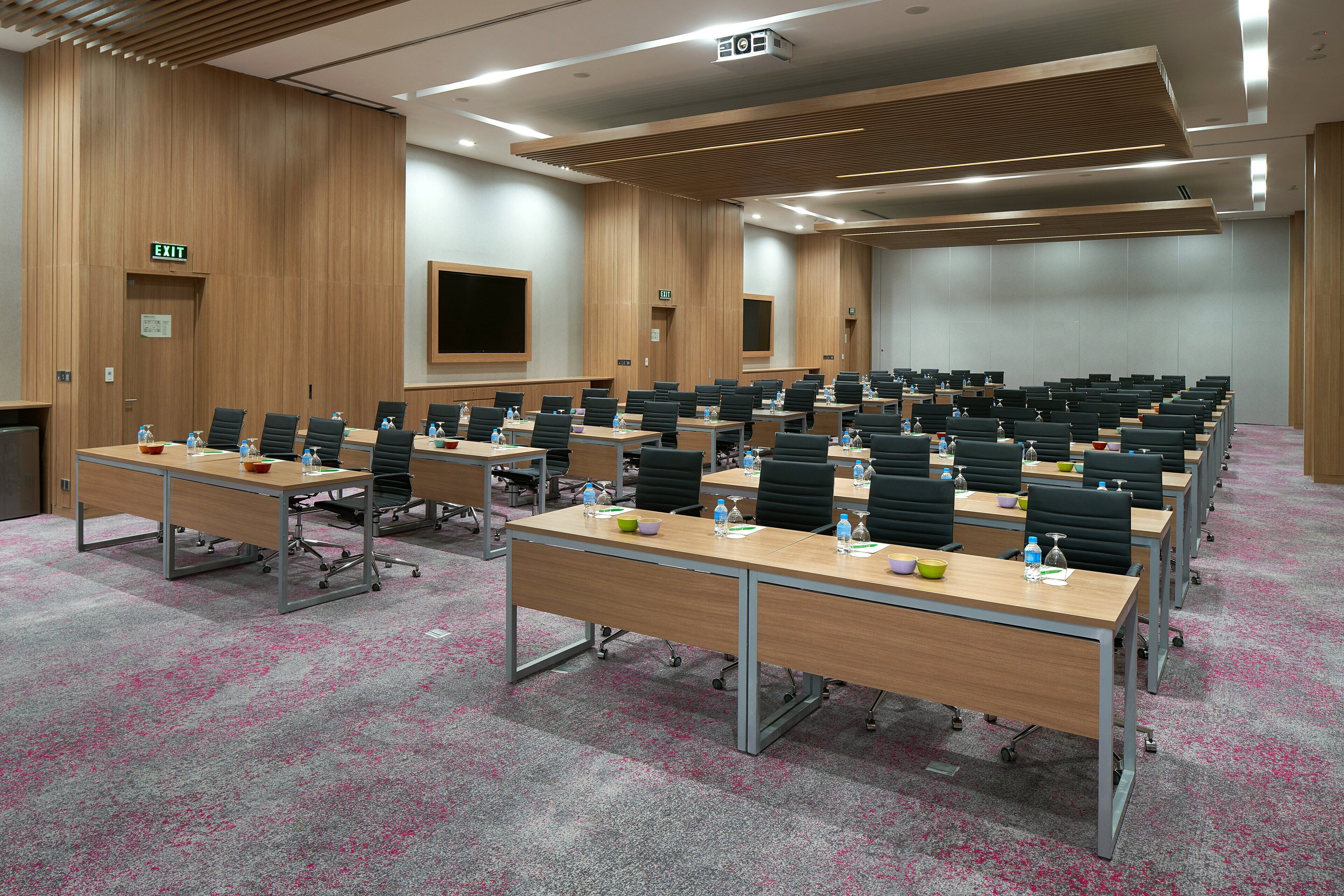 Holiday Inn & Suites Saigon Airport Holiday Inn & Suites Saigon Airport