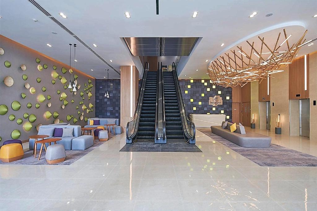 Holiday Inn & Suites Saigon Airport Holiday Inn & Suites Saigon Airport