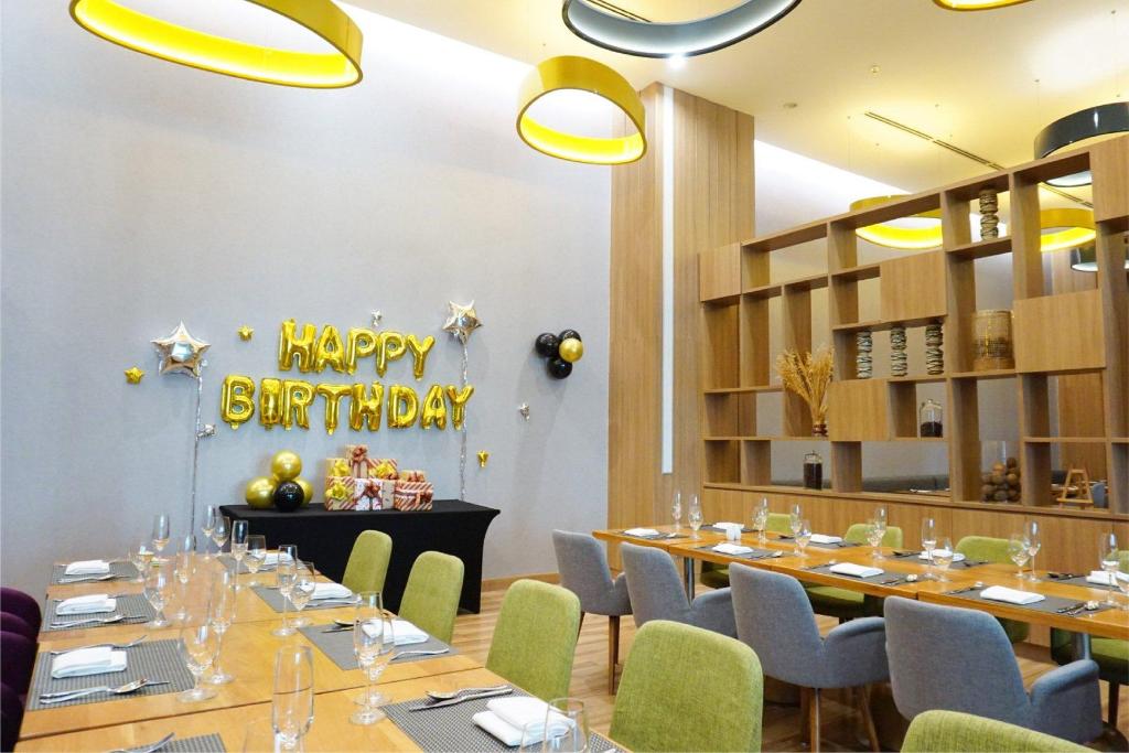 Holiday Inn & Suites Saigon Airport Holiday Inn & Suites Saigon Airport
