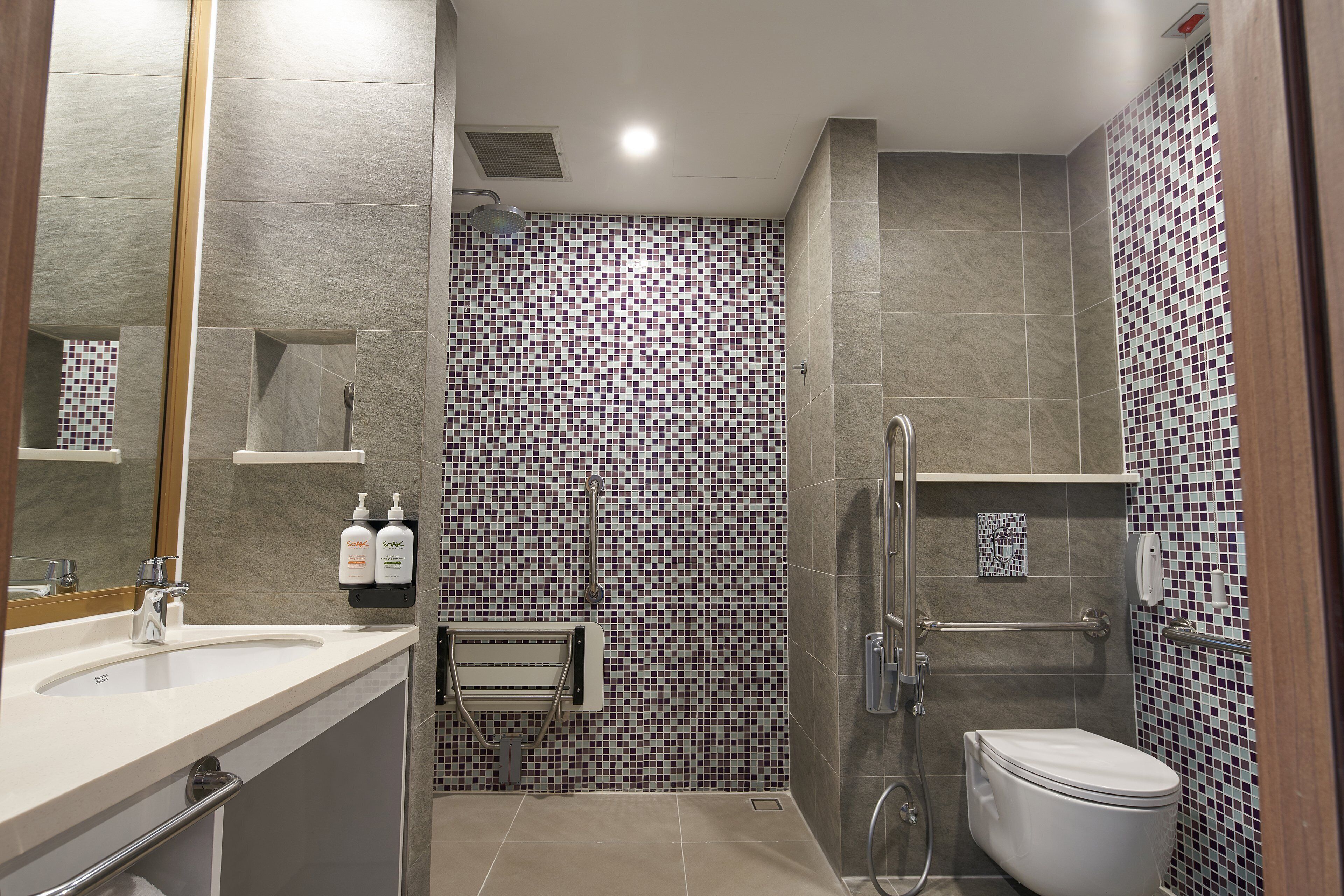 Holiday Inn & Suites Saigon Airport Holiday Inn & Suites Saigon Airport