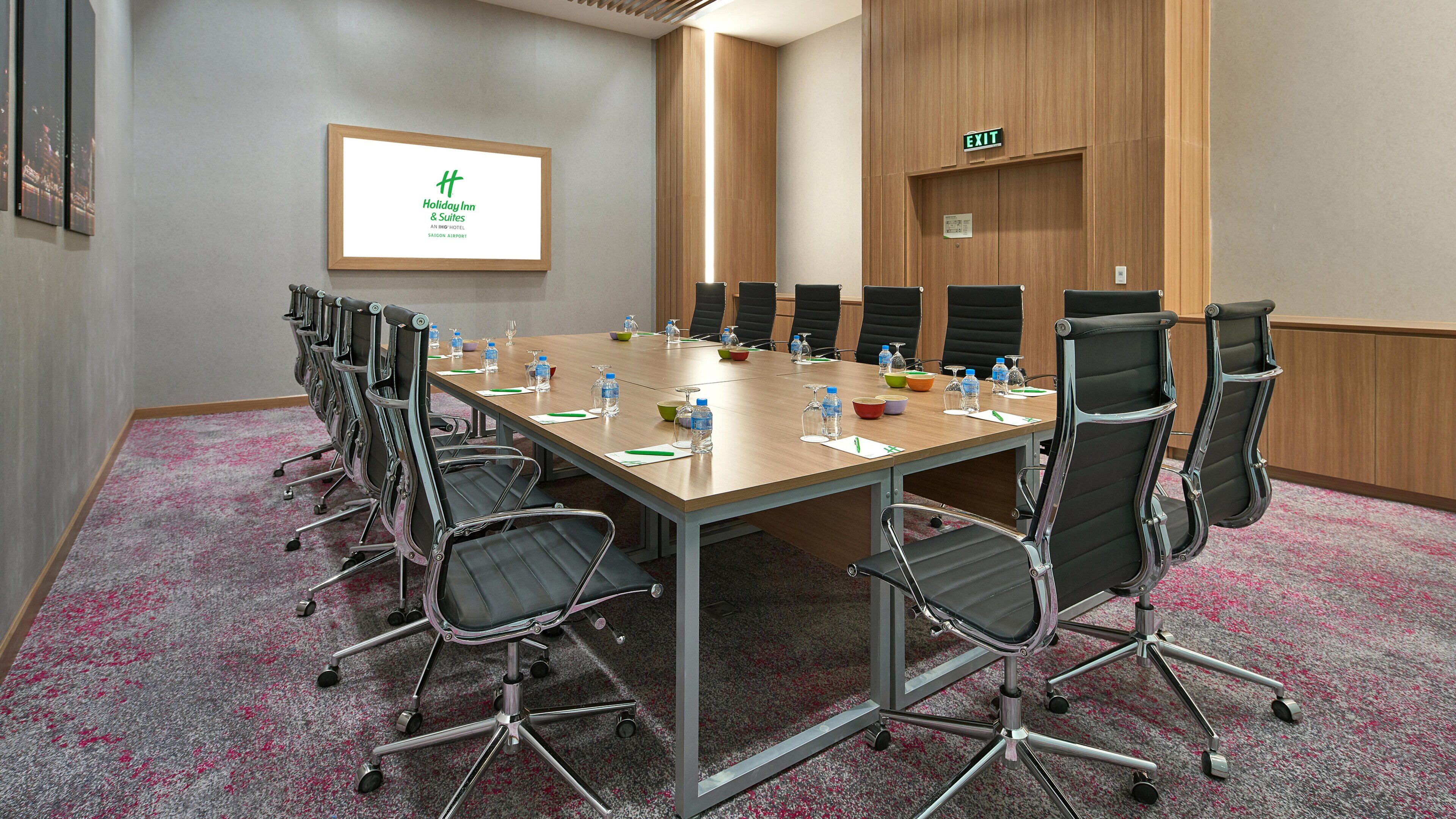 Holiday Inn & Suites Saigon Airport Holiday Inn & Suites Saigon Airport