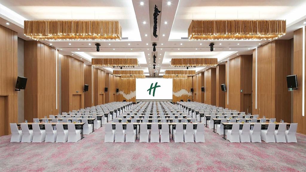Holiday Inn & Suites Saigon Airport Holiday Inn & Suites Saigon Airport