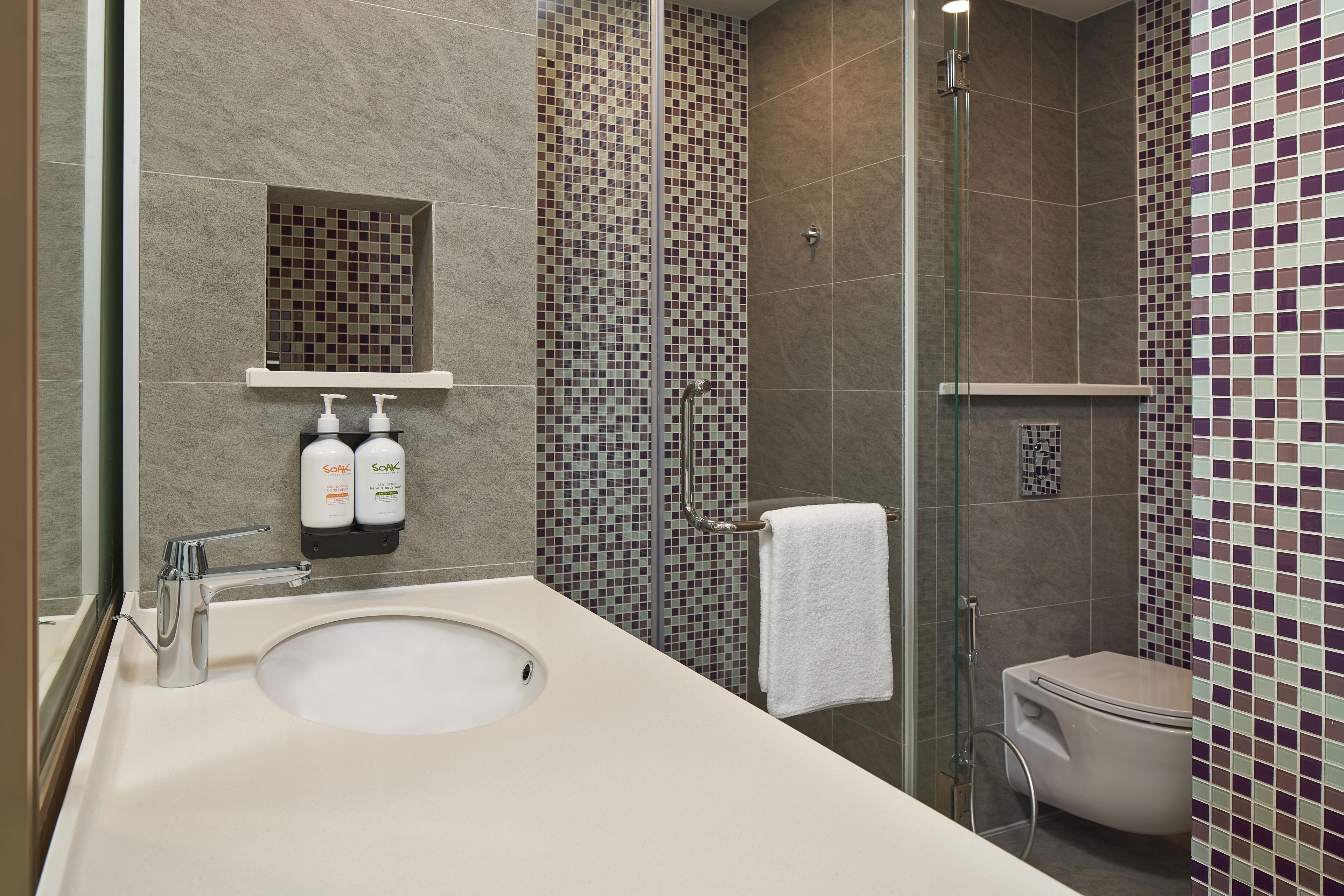 Holiday Inn & Suites Saigon Airport Holiday Inn & Suites Saigon Airport